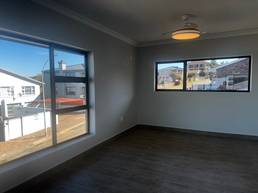 4 Bedroom Property for Sale in Wavecrest Eastern Cape
